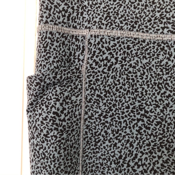 Athleta Salutation Stash II textured tight slate blue leopard print size M EUC - Picture 3 of 7